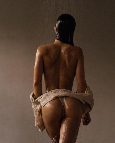 View from the back of a naked woman for 50