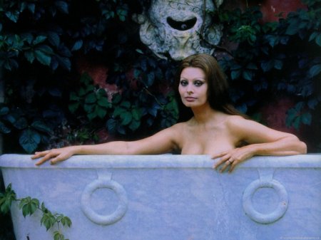 Sophie Loren in full height Ero
