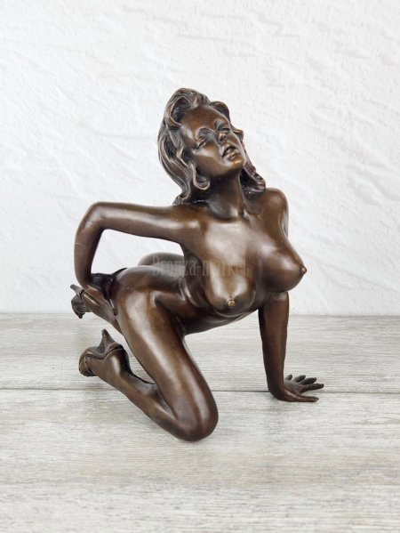 Figureets of naked women