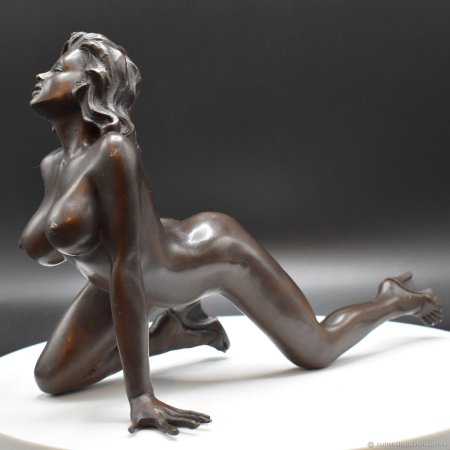 Figureets of naked women