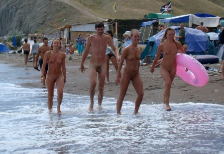Nudsk beach schoolchildren