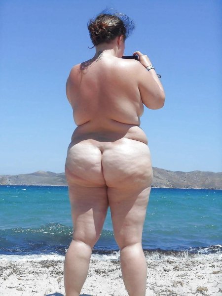 Pullytical naked on the beach