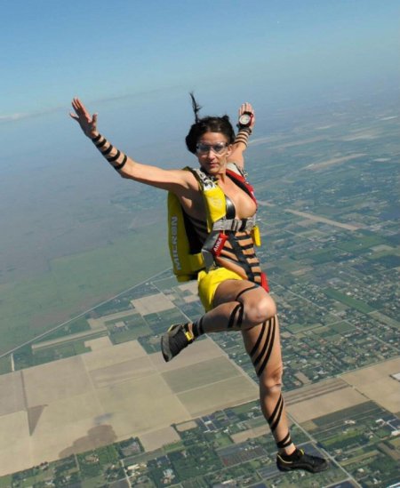 Marika Kraaav parachutist