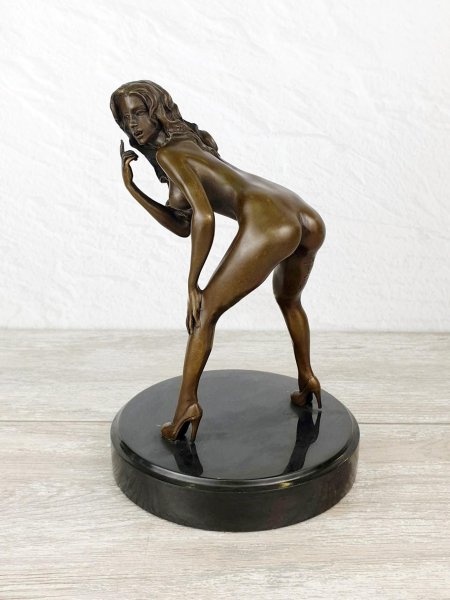 Figuretics of naked women
