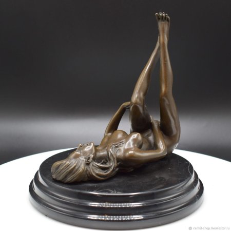 Naked figurines