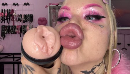 Nasty bimbo