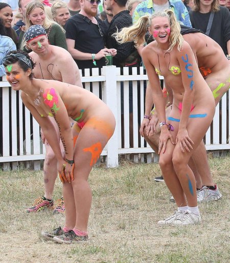 Mass race of naked women