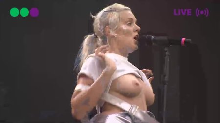 Miley Cyrus without panties on stage
