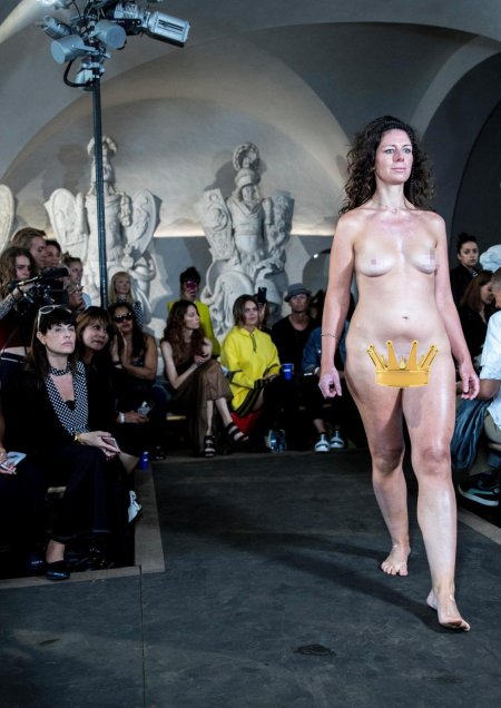 Demonstration of a naked wife