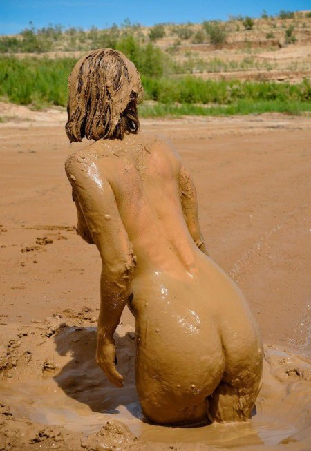 Girls Big breasts in mud