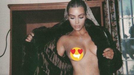 Selphy Kim Kardashian topsless