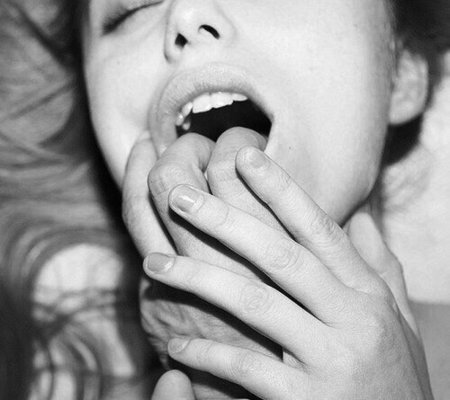 A finger in the mouth of girl