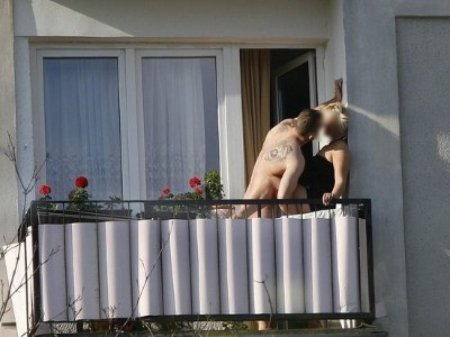 Sunbathe on the balcony barely